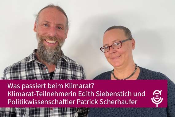 Zwei lachende Gesichter,  davor Schrift: Was passiert beim Klimarat? mit Politikwissenschaftler Patrick Scherhaufer und Teilnehmerin des Klimarats Edith Siebenstich