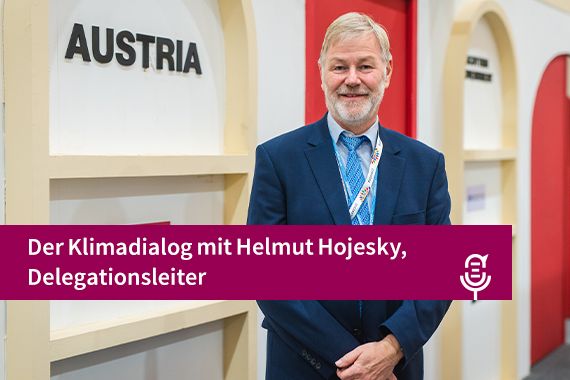 Mann (Helmut Hojesky) vor österreichischen Delegationsbüro