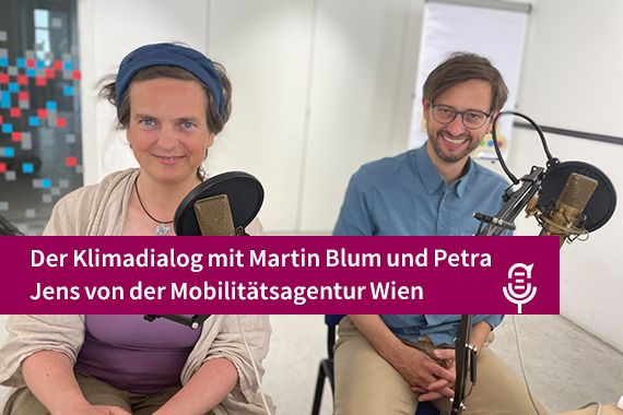 Petra Jens und Martin Blum vor Mikrofn
