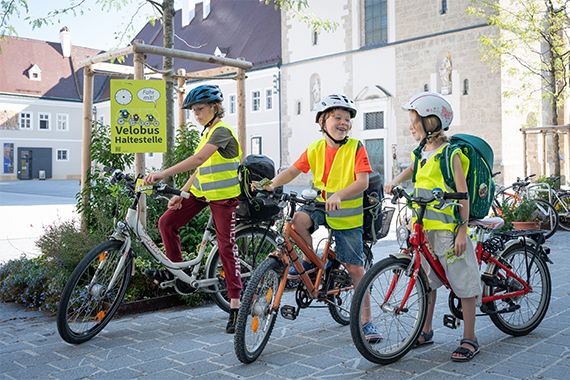 Am Bild sind drei Kinder zu sehen, die selbständig mit dem Fahrrad unterwegs sind. Foto von Andrea Leindl, Österreichische Energieagentur.
