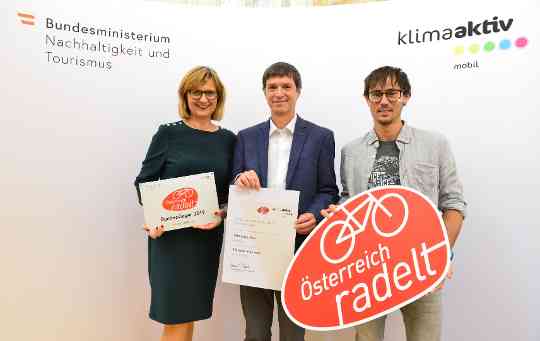 Nachhaltigkeitsministerin Maria Patek ehrte die Bundessiegerinnen und -sieger der Initiative "Österreich radelt" in Wien.