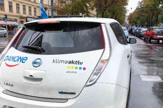 Wien - Maria Patek, Bundesministerin für Nachhaltigkeit und Tourismus, zeichnet im Rahmen der weltgrößten E-Mobility-Parade neue klimaaktiv mobil Projektpartner für ihre Anstrengungen im Zeichen sauberer Mobilität aus.