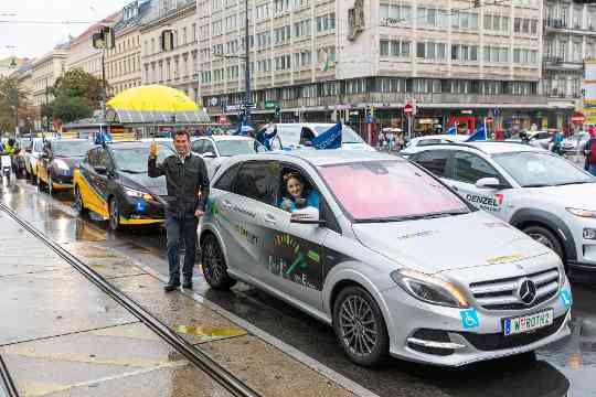 Wien - Maria Patek, Bundesministerin für Nachhaltigkeit und Tourismus, zeichnet im Rahmen der weltgrößten E-Mobility-Parade neue klimaaktiv mobil Projektpartner für ihre Anstrengungen im Zeichen sauberer Mobilität aus.