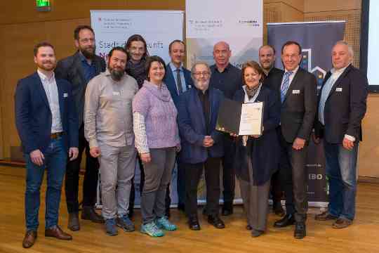 Beim BauZ! Kongress 2019 in Wien zeichnete das Bundesministerium für Nachhaltigkeit und Tourismus 29 Gebäude der Zukunft aus, welche den Kriterien des klimaaktiv Gebäudestandards entsprechen.