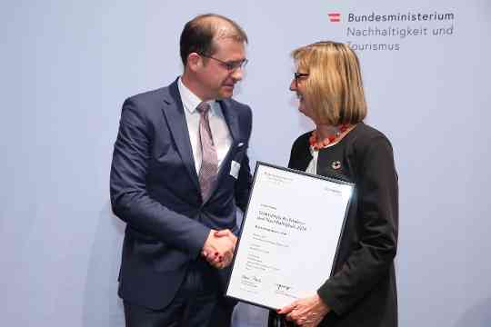 Bundesministerin Maria Patek und Hans-Peter Weiss, Geschäftsführer der Bundesimmobiliengesellschaft (BIG)