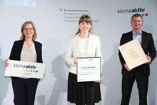 Im Bild v.l.n.r.: Leonore Gewessler (Klimaschutzministerin) mit Judit Göndöcs und Helmut Hafner (Canon Austria GmbH)
