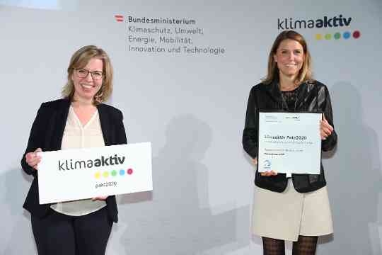 Im Bild v.l.n.r.: Leonore Gewessler (Klimaschutzministerin) mit Sigrid Eckhart (Danone GmbH)