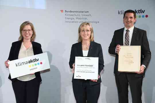 Im Bild v.l.n.r.: Leonore Gewessler (Klimaschutzministerin) mit Ilse Schmidt und René Berger (Greiner Packaging GmbH)