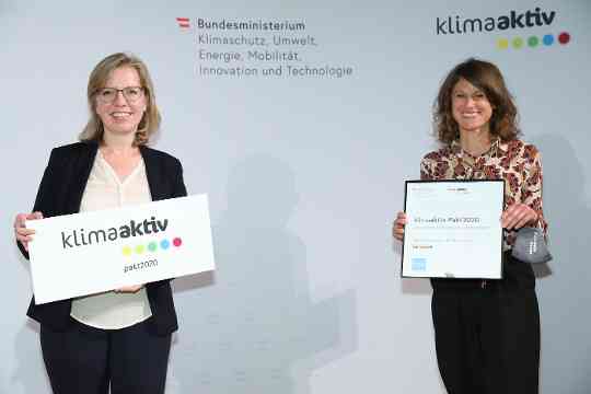 Im Bild v.l.n.r.: Leonore Gewessler (Klimaschutzministerin) mit Inge Hiebl (hali betriebs gmbh)