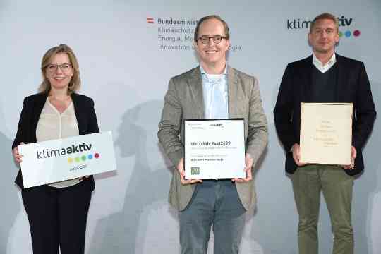 Im Bild v.l.n.r.: Leonore Gewessler (Klimaschutzministerin) mit Nikolaus Piza und Wilhelm Baldia (Mc Donald's Franchise GmbH)
