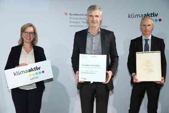 Im Bild v.l.n.r.: Leonore Gewessler (Klimaschutzministerin) mit Anton Kolarik und Roman Jost (UniCredit Bank Austria AG)