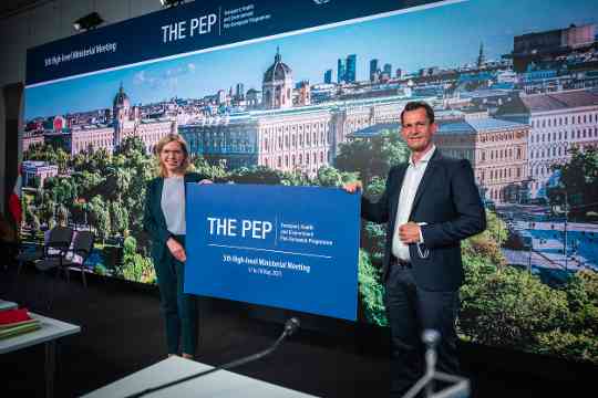 Leonore Gewessler und Wolfgang Mückstein halten die THE PEP Logotafel