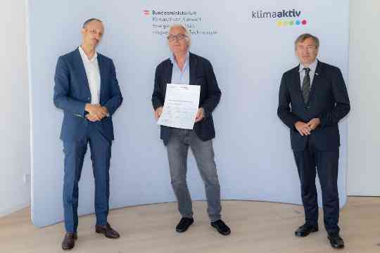 klimaaktiv Gold Auszeichnung für die i23 LAB5 und GradSchool in Kosterneuburg . Im Bild: Jürgen Schneider (Klimaschutzministerium), Ernst Maurer (Maurer+Partner), Herbert Greisberger (enu)