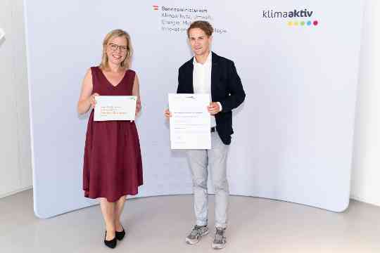 Im Bild: Klimaschutzministerin Leonore Gewessler, Lukas Ries (IMMOLA Bauträger und Planung)