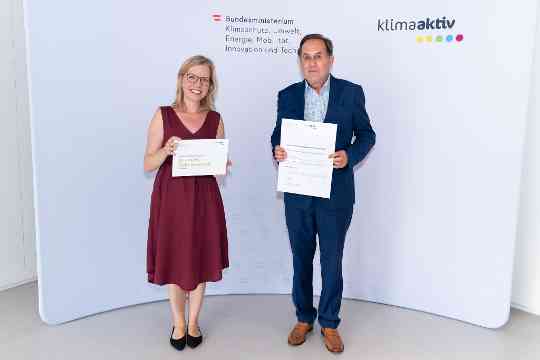 Im Bild: Klimaschutzministerin Leonore Gewessler, Johannes Geiger (GWS - Alpenländische Gesellschaft für Wohnungsbau und Siedlungswesen)