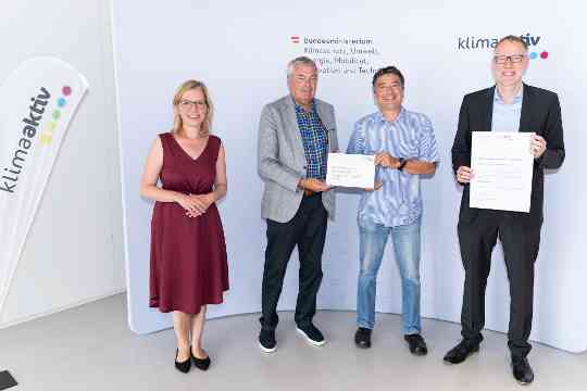 Im Bild: Klimaschutzministerin Leonore Gewessler, Wolfram Sacherer (Wohn- und Siedlungsgenossenschaft Ennstal), Günther Jedlicka (OeAD), Helmut Schöberl (Schöberl & Pöll )