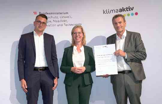 Im Bild: Klimaschutzministerin Leonore Gewessler, Jürgen Schratter und Gerald Santer (KABEG)