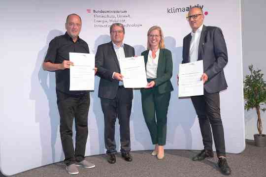 Im Bild: Klimaschutzministerin Leonore Gewessler,  Michael Krall und Robert Prenner (Kärntnerland Wohnbaugenossenschaft), Architekt Egbert Laggner