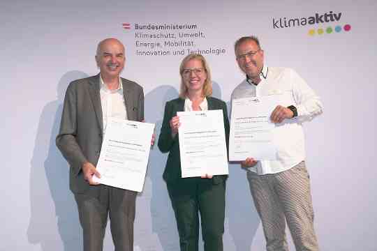 Im Bild: Klimaschutzministerin Leonore Gewessler, Robert Kollmann und Bernd Tschrebitsch (Studentenheim Gesellschaft der Akademikerhilfe)