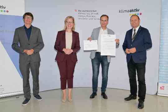 Im Bild: Klimaschutzministerin Leonore Gewessler, LHStv. Josef Geisler, DI Robert Taunmüller (Energie Tirol), Claus Scheiber