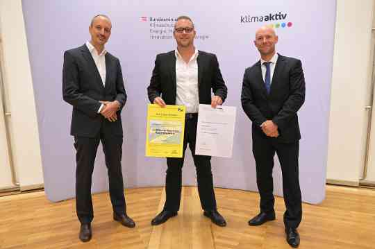 Im Bild von links nach rechts: Sektionschef Jürgen Schneider, Lukas Giefing, Dr. Christoph Rosenberger