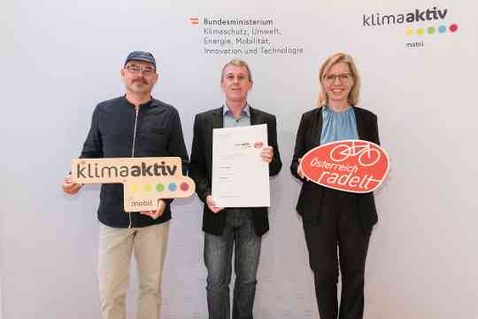 Im Bild: Ewald Stöger (Gewinner Hauptpreis), Klimaschutzministerin Leonore Gewessler), Alec Hager (Radvokaten)