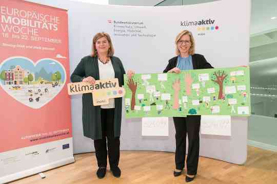 Im Bild: Petra Schön (Geschäftsführerin Verein Klimabündnis Österreich) und Kimaschutzministerin Leonore Gewessler