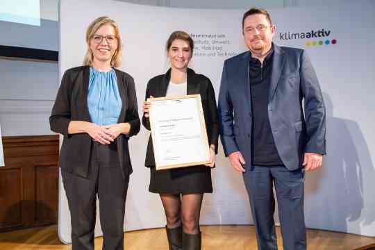 Im Bild: Klimaschutzministerin Leonore Gewessler,  Marie Theresa Hoffmann und Mario Wintschnig (Zumtobel Group AG)