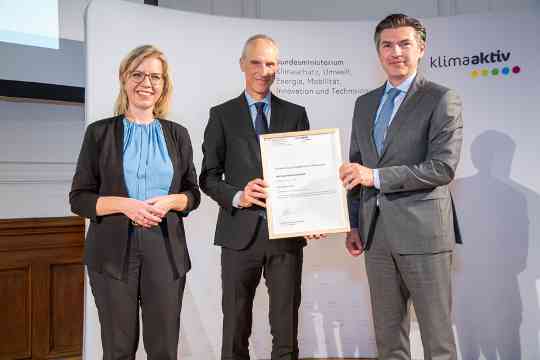 Im Bild: Klimaschutzministerin Leonore Gewessler, Roman Jost und Robert Zadrazil (UniCredit Bank Austria AG) g