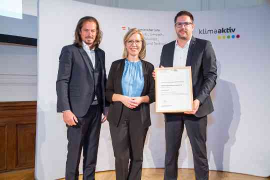 .Im Bild: Florian Ölz, Klimaschutzministerin Leonore Gewessler und Florian Rusch (Rudolf Ölz Meisterbäcker GmbH & Co KG)
