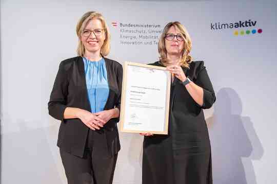 Im Bild: Klimaschutzministerin Leonore Gewessler und Valerija Karsai (BUWOG Group GmbH)