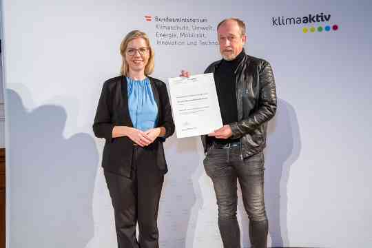 Im Bild: Klimaschutzministerin Leonore Gewessler und Hannes Gstrein (IIG Innsbrucker Immobilien GmbH & Co KG)