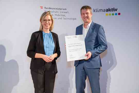 Im Bild: Klimaschutzministerin Leonore Gewessler und Bernhard Pointinger (Pointinger GmbH)