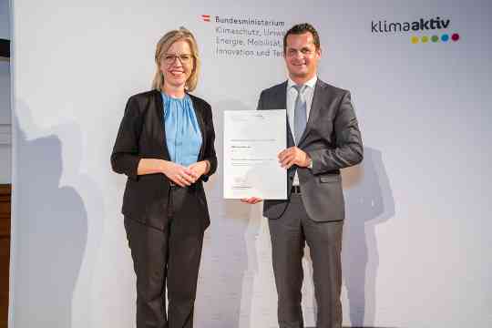 Im Bild: Klimaschutzministerin Leonore Gewessler und Andreas Grabner (C&P Immobilien AG)