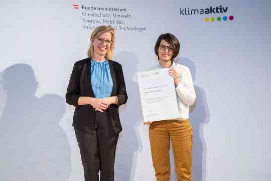 Im Bild: Klimaschutzministerin Leonore Gewessler und Sofia Lagopati (IPJ Ingenieurbüro P. Jung GmbH)