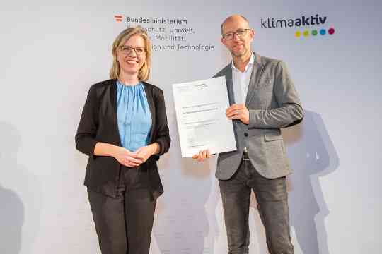 Im Bild: Klimaschutzministerin Leonore Gewessler und Alfred Jauk (Dr. Pfeiler GmbH)
