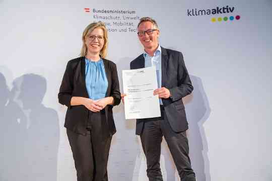 Im Bild: Klimaschutzministerin Leonore Gewessler und Walter Hüttler (WH consulting engineers)