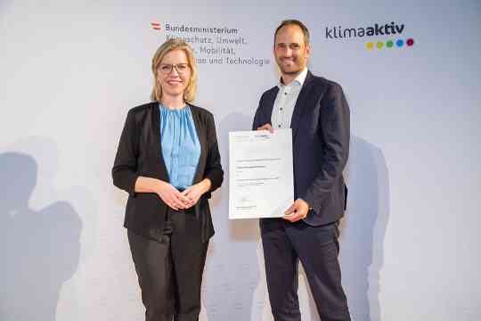 Im Bild: Klimaschutzministerin Leonore Gewessler und Georg Stadlhofer (Facility Management Austria)