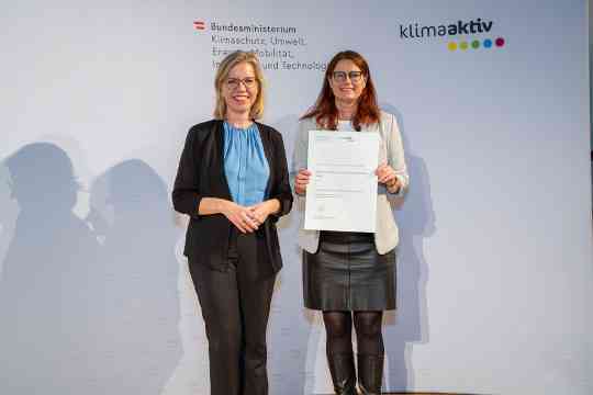 Im Bild: Klimaschutzministerin Leonore Gewssler und  Susanne Formanek (GRÜNSTATTGRAU Forschungs- und Innovations GmbH)