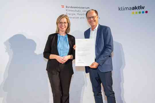 Im Bild: Klimaschutzministerin Leonore Gewessler und Christian Engel (AUSTROFLEX Rohr-Isoliersysteme GmbH)