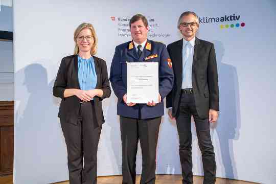 Im Bild: Klimaschutzministerin Leonore Gewessler, Klaus Tschabuschnig und Gerhard Kopeinig (Landesfeuerwehrverband Kärnten)