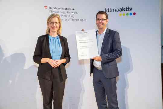 Im Bild: Klimaschutzministerin Leonore Gewessler und Haimo Lorenz (KYOCERA Document Solutions Austria GmbH)