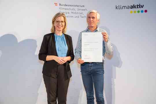 Im Bild: Klimaschutzministerin Leonore Gewessler und Karl Eder (Buchner GmbH)