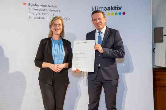 Im Bild: Klimaschutzministerin Leonore Gewessler und Stefan Bogner (Wacker Neuson Linz GmbH)