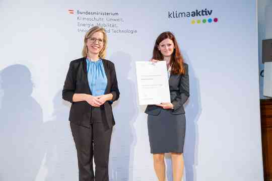 Im Bild: Klimaschutzministerin Leonore Gewessler und Sophia Feher (Zeppelin Österreich GmbH)