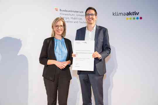 Im Bild: Klimaschutzministerin Leonore Gewessler und Johannes Thym (ALD Automotive Fuhrparkmanagement und Leasing GmbH)