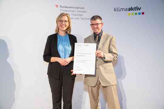 Im Bild: Klimaschutzministerin Leonore Gewessler und Harald Moser (Photinus GmbH & Co. KG)