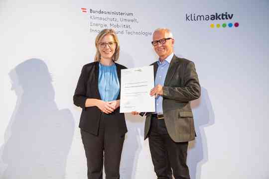 Im Bild: Klimaschutzministerin Leonore Gewessler und Dieter Fellhofer (Neuhauser Verkehrstechnik GmbH & Co KG)