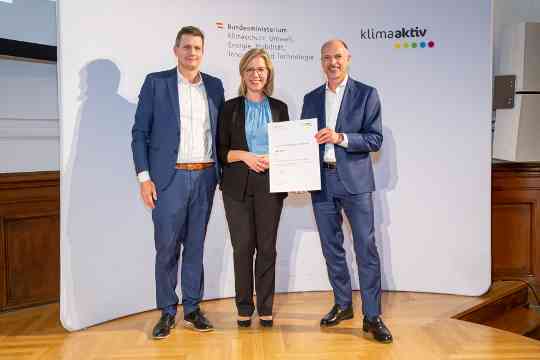 Im Bild: Klimaschutzministerin Leonore Gewessler, Peter Gönitzer und  Christoph Zinganell (CENG GmbH)