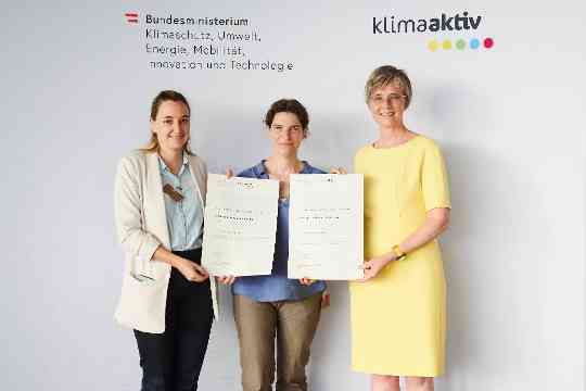 Im Bild: Natalie Egreteau, Anna Gruen-Lastin (Energiemanagerinnen) mit Bettina Bergauer (BMK)
